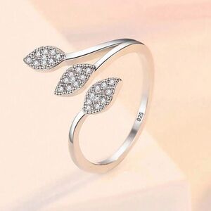 Chic Silver Ring with Leaf Design
